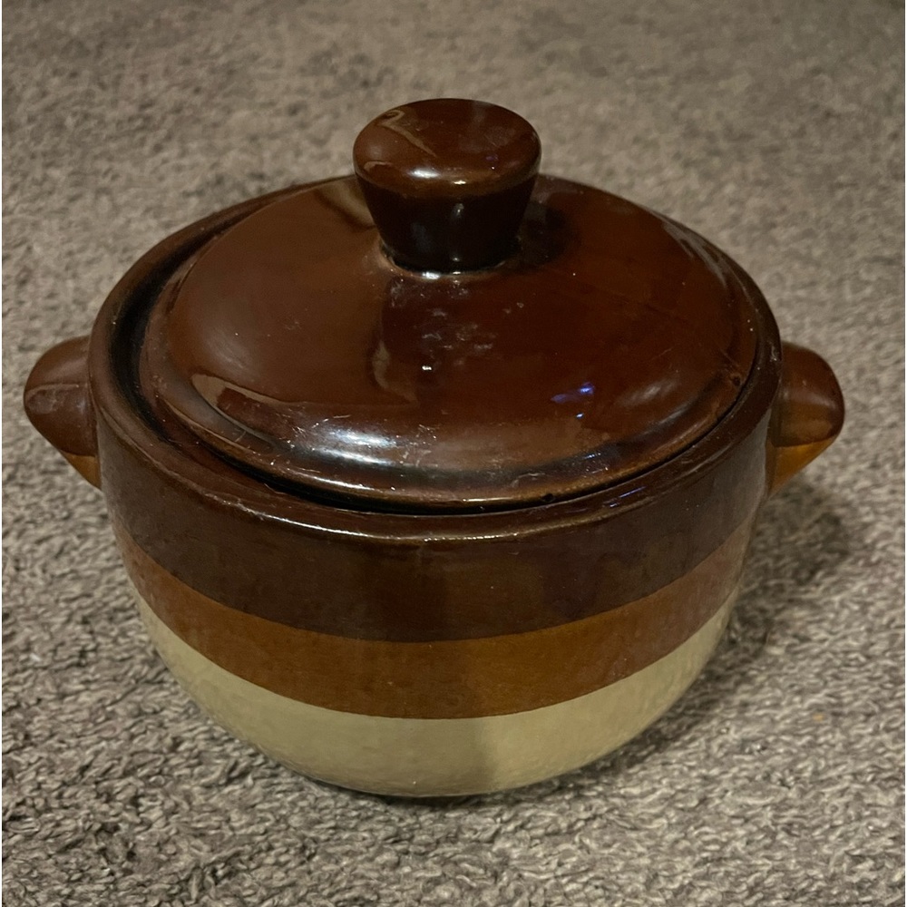 Crockery pot in 3 shades off brown with handles. Very sturdy and pretty!